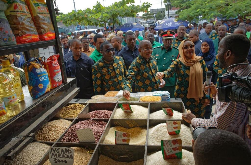 DR. HUSSEIN ALI MWINYI VISITED THE DARAJANI MAIN MARKET